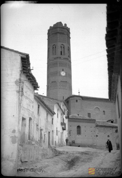 Tauste (Zaragoza). Iglesia parroquial de Santa María.Torre mudéjar. Casas y gente. José Galiay Sarañana